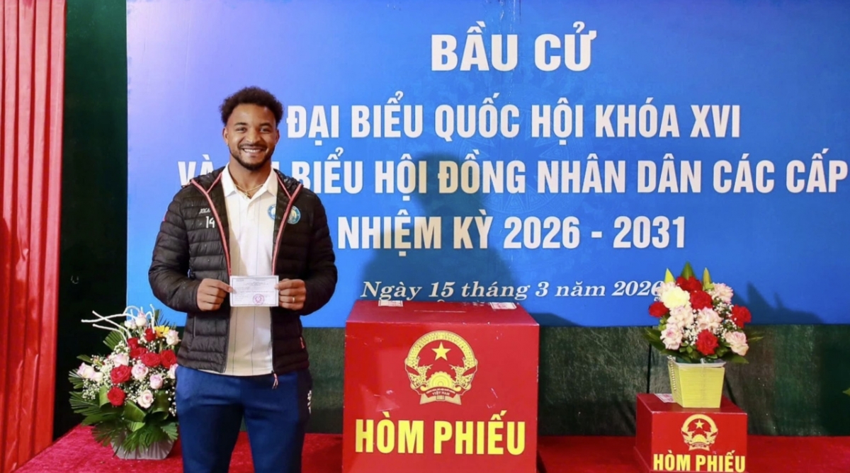 Naturalized striker Xuan Son votes for first time as Vietnamese citizen